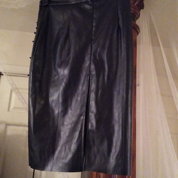 Pu skirt with black pearls - Picture 6 of 8